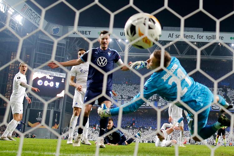 På uheldig vis scorede Sotirios Papagiannopoulos selvmål, da han blev ramt i brystet af bolden.
   Foto: Jens Dresling/POLFOTO