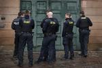 Grundlovsforhøret i sagen om forsøg på køb af våben til brug ved terror er blevet afbrudt sent torsdag aften. Det genoptages fredag morgen klokken 08.30 i Dommervagten ved Københavns Byret.
Det har dommer Lone Molsted besluttet.
Årsagen er, at man efter hendes opfattelse ikke kan nå at gennemgå den resterende del af grundlovsforhøret torsdag. Det er simpelthen blevet for sent.
Fem personer er sigtet i sagen - fire mænd og en kvinde.
De er i alderen 21 til 28 år og er sigtet for at have overtrådt den mest alvorlige terrorbestemmelse i straffeloven - paragraf 114, stk. 1. Foto: Jens Dresling/POLFOTO