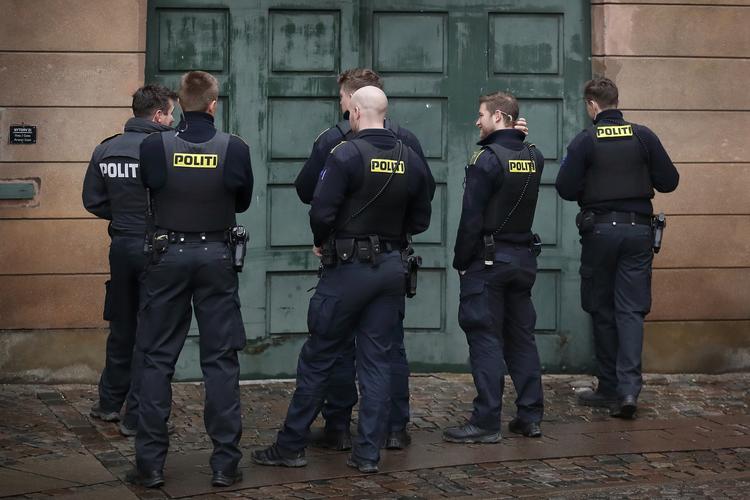 Grundlovsforhøret i sagen om forsøg på køb af våben til brug ved terror er blevet afbrudt sent torsdag aften. Det genoptages fredag morgen klokken 08.30 i Dommervagten ved Københavns Byret.
Det har dommer Lone Molsted besluttet.
Årsagen er, at man efter hendes opfattelse ikke kan nå at gennemgå den resterende del af grundlovsforhøret torsdag. Det er simpelthen blevet for sent.
Fem personer er sigtet i sagen - fire mænd og en kvinde.
De er i alderen 21 til 28 år og er sigtet for at have overtrådt den mest alvorlige terrorbestemmelse i straffeloven - paragraf 114, stk. 1. Foto: Jens Dresling/POLFOTO
