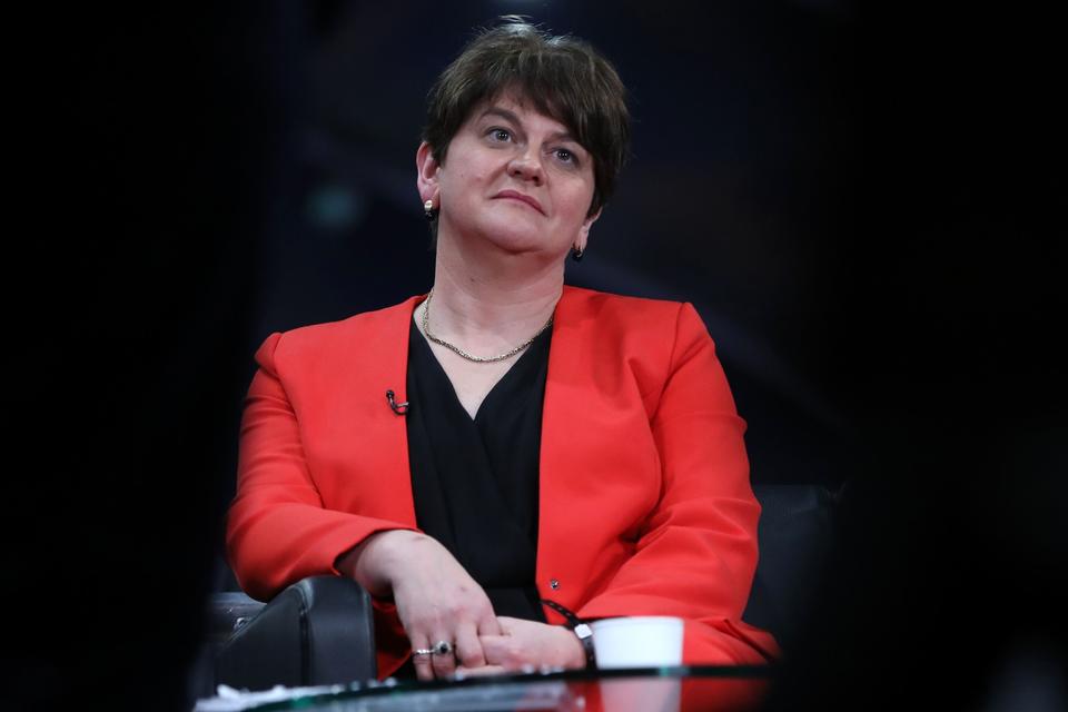 Lederen af det nordirske parti DUP, Arlene Foster, havde en skidt aften. Hendes højre hånd, Nigel Dodds, tabte sit sæde til rivalerne fra Sinn Fein. Foto: Paul Faith/Ritzau Scanpix
