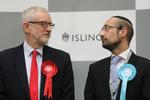 Labour-leder Jeremy Corbyn og Brexit-partiets Yosef David nidstirrede hinanden, da resultatet for deres valgkreds blev fundet. Corbyn blev trods en katastrofal aften genvalgt. Foto: Isabel Infantes/Ritzau Scanpix