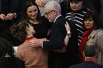 Labour-leder Jeremy Corbyn bliver trøstet, da valgresultatet stod klart. Partiet går massivt tilbage, og Corbyn meddelte, at han ikke står i spidsen for Labour ved endnu et valg. Foto: Isabel Infantes/Ritzau Scanpix