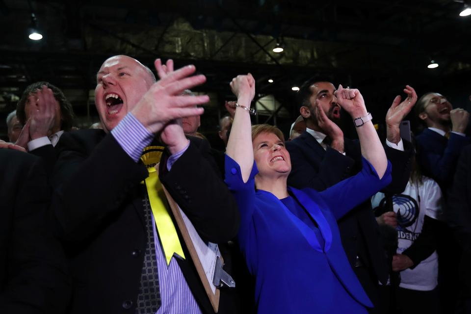 Nicola Sturgeon, lederen af det skotske SNP, jubler sammen med partifæller over et godt valgresultat. Foto: Russell Cheyne/Ritzau Scanpix