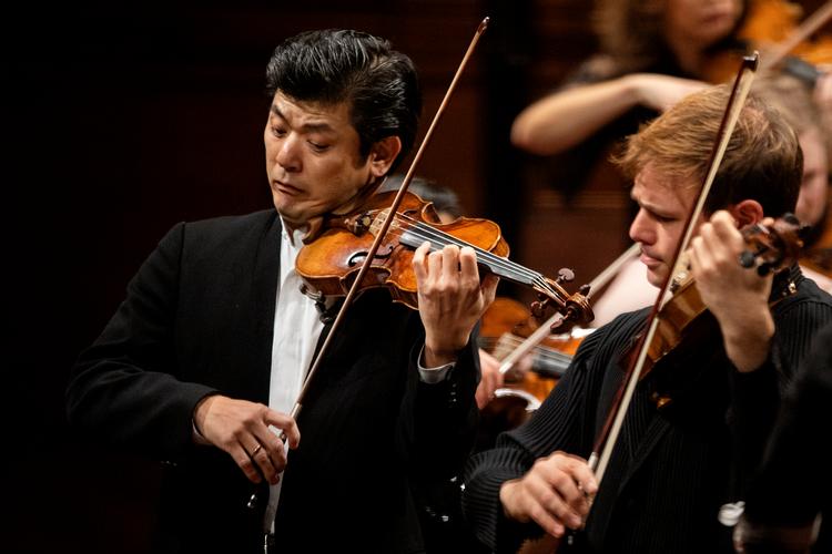 De to solister Daishin Kashimoto og Amihai Grosz fra Berlinerfilharmonikerne er nære venner, fortalte P2-journalisten. Foto: Finn Frandsen/POLFOTO