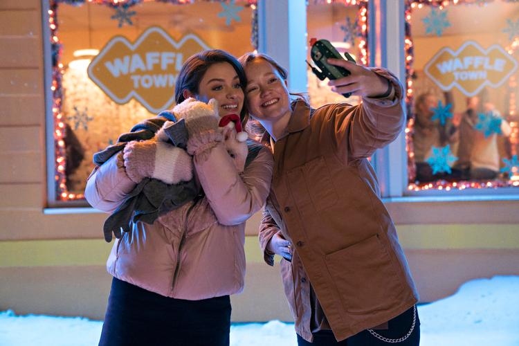 'Tre vinterromancer' har som sit omdrejningspunkt en restaurant, der hedder Waffle Town, og som ligger på en bakke omgivet af den skinbarligste hvide sne. Foto: Steve Wilkie