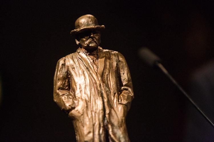 Prisen består af 20.000 kr. og en statuette udført af Jørgen Rode. Statuetten forestiller Henrik Cavling. Foto: Andreas Haubjerg/POLFOTO