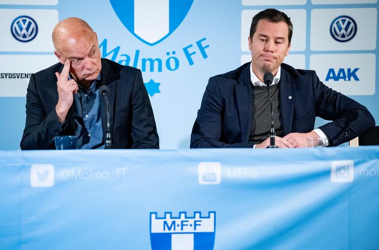 Uenighed om kursen skiller nu Malmö FF-træner Uwe Rösler (tv.) fra klubben og dens sportschef Daniel Andersson. Her ses de ved fredagens pressemøde.
   Foto: 50090 Johan Nilsson/tt/Ritzau Scanpix