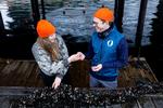 Den selvejende insitution Havhøst vil have børn og unge ud og engagere sig i havmiljøet ved at være med til at hive muslinger op af vandet. Se på havhøst.dk, hvordan du kan starte din egen nyttehave. Foto: Emma Sejersen