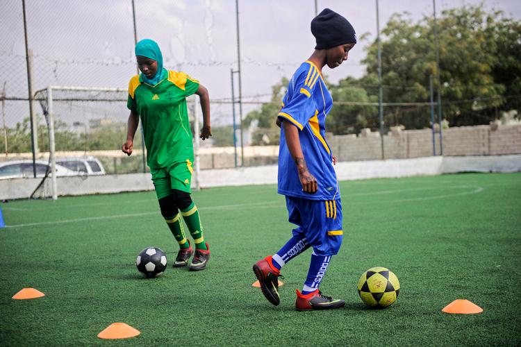 Kvinderne fra Golden Girls fodboldklubben er i gang med opvarmningen på en lejet bane i Mogadishu. Der bliver afholdt tre træningssessioner om dagen i klubben.    Foto: Mohamed Abdiwahab/Ritzau Scanpix