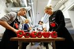 118 frivillige i Aarhus laver mad til alvorligt syge i projektet Det Kærlige Måltid, som torsdag modtog støtte, økonomisk og praktisk fra PFA.  Foto: PR