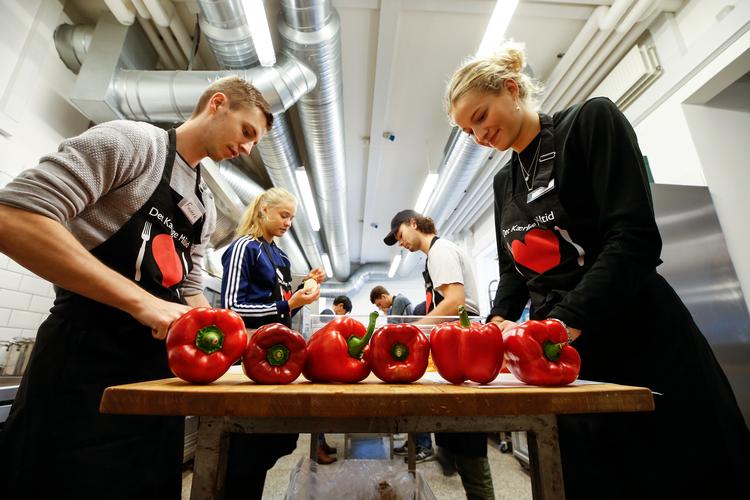 118 frivillige i Aarhus laver mad til alvorligt syge i projektet Det Kærlige Måltid, som torsdag modtog støtte, økonomisk og praktisk fra PFA.  Foto: PR