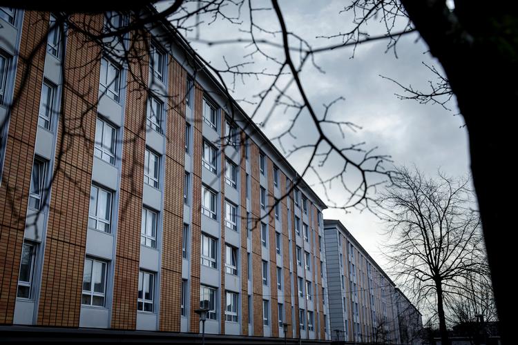Kvinden, der nu er løsladt, blev anholdt i onsdags i denne boligbebyggelse Gersagerparken i Greve. Foto: Mads Nissen/POLFOTO