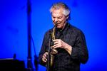 Den norske saxofonist Jan Garbarek bidrager ikke med noget nyt på et livealbum, hvor selv lydteknikken har rottet sig sammen imod ham og det nu opløste Hilliard Ensemble. Arkivfoto Anders Rye Skjoldjensen