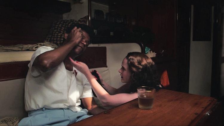 Hvad er der sket? Miriam Maisel tager sig af den forslåede Shy Baldwin om bord på hans båd. Foto: Amazon Prime Video