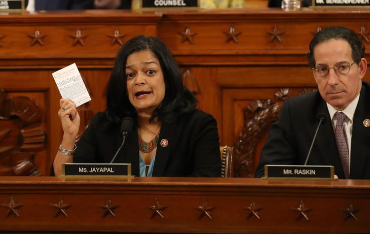 Kongresmedlem Pramila Jayapal taler under den debat, der i sidste ende mundede ud i en anbefaling af en rigsretssag mod præsident Trump.  Foto: Chip Somodevilla/Ritzau Scanpix