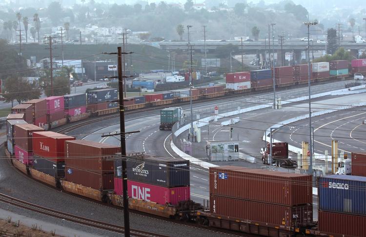 Containere er klar til shipping ved havnen i San Pedro ved Los Angeles.   Foto: Mario Tama/Ritzau Scanpix