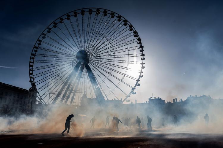 Franskmænd demonstrerer i Paris imod præsidentens pensionsreform.

   Foto: Jeff Pachoud