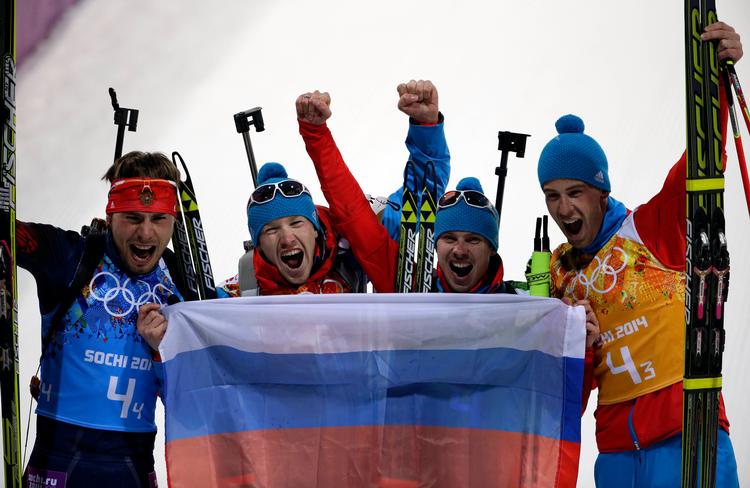 Jevgeny Ustjugov (nr. 3 fra venstre) koster nu formentlig også stafetkammeraterne en medalje.   Foto: Felipe Dana/Ritzau Scanpix