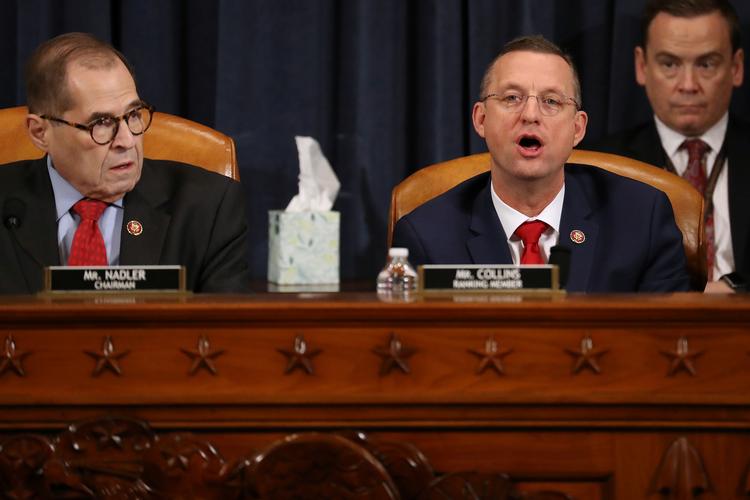 Formand for retsudvalget, demokraten Jerry Nadler, kigger på den republikanske mindretalsformand Doug Collins, der stemmer nej til at stille præsident Trump for en rigsret.  Foto: Pool/Ritzau Scanpix