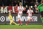 Målmand Jacob Rinne reddede i denne situation, men lykken var kortvarig, da returbolden fra målmandens arm ramte og AaB'er  og derfra i mål.  Foto: René Schütze/Ritzau Scanpix