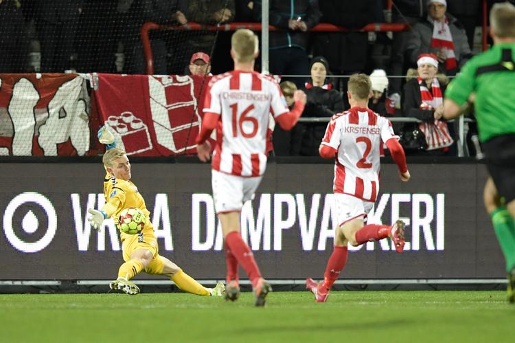 Målmand Jacob Rinne reddede i denne situation, men lykken var kortvarig, da returbolden fra målmandens arm ramte og AaB'er  og derfra i mål.  Foto: René Schütze/Ritzau Scanpix