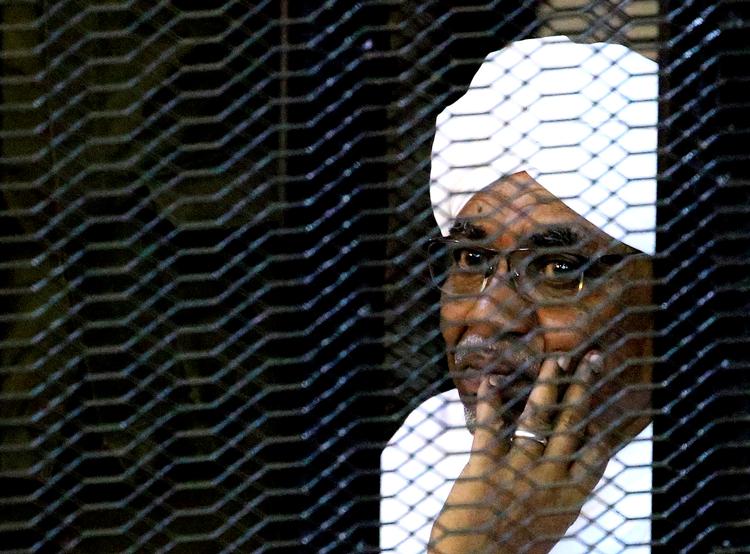 Omar al-Bashir er fundet skyldig i korruption og skal de næste to år opholde sig på et rehabiliteringscenter. Foto: Mohamed Nureldin Abdallah/Ritzau Scanpix