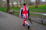 En mand i Union Jack-tøj går gennem Green Park i London. Er han for eller imod Brexit? Vides ikke. For dansk erhvervsliv er det i det mindste godt, at der er kommet en afklaring om Brexit.   Foto: Niklas Halle'n/Ritzau Scanpix