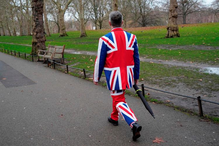 En mand i Union Jack-tøj går gennem Green Park i London. Er han for eller imod Brexit? Vides ikke. For dansk erhvervsliv er det i det mindste godt, at der er kommet en afklaring om Brexit.   Foto: Niklas Halle'n/Ritzau Scanpix