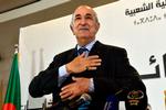 
Algeriets  nyvalgte præsident Abdelmadjid Tebboune hilser sine tilhængere. Han lover dialog med landets protestbevægelse, som dog anser ham for at være en del af den herskende mafia. 
 Foto: Ryad Kramdi/Ritzau Scanpix