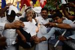  Muslimske demonstranter Chennai i Indien brænder en kopi af den lov, som kan betyde, at de mister rettigheder, som andre befolkningsgrupper har. retten til deres boliger. 
 Foto: Arun Sankar/Ritzau Scanpix