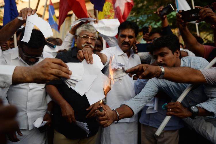  Muslimske demonstranter Chennai i Indien brænder en kopi af den lov, som kan betyde, at de mister rettigheder, som andre befolkningsgrupper har. retten til deres boliger. 
 Foto: Arun Sankar/Ritzau Scanpix