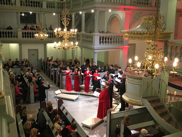 DR Vokalensemblet fik spredt julemusikken ud i Garnisonskirkens rum. Foto: DR