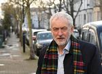Den britiske Labour-leder, Jeremy Corbyn, fotograferet nær sit hjem i London efter valgnederlaget. Nu gør han situationen op.
   Foto: Toby Melville/Ritzau Scanpix