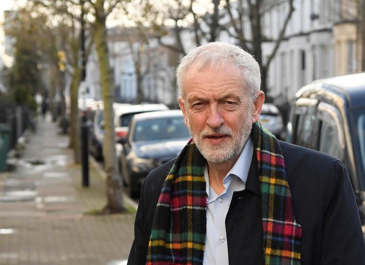 Den britiske Labour-leder, Jeremy Corbyn, fotograferet nær sit hjem i London efter valgnederlaget. Nu gør han situationen op.
   Foto: Toby Melville/Ritzau Scanpix