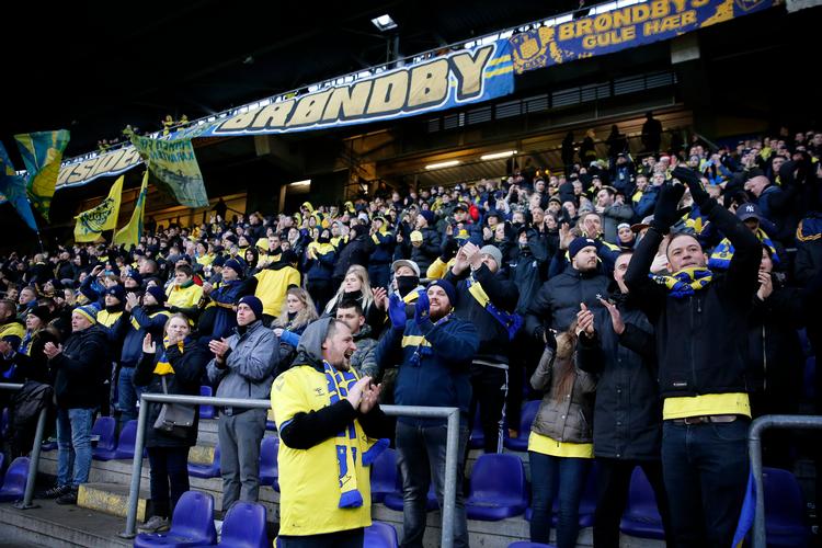 Efter en kritisk sikkerhedsanalyse i 2018 har Brøndby sat metalrækværk op på Sydsiden for at fordele det tryk, som fansene lægger på endetribunen, især når de hopper i takt.  Foto: Jens Dresling/POLFOTO