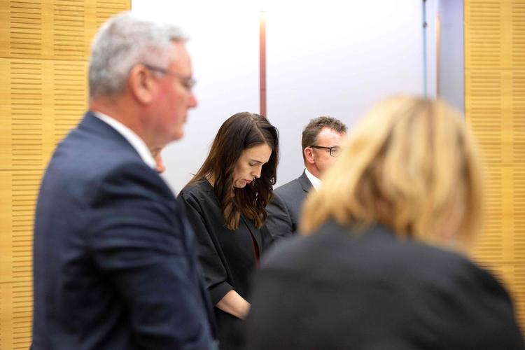 Premierminister, Jacinda Ardern holder et minuts stilhed sammen med sit kabinet for at mindes ofrene fra White Island mandag.  Foto: Hagen Hopkins/Ritzau Scanpix