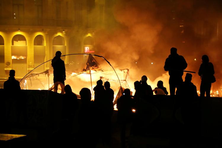 Demonstranter præger gaderne i Beirut i disse måneder. De mener, at en korrupt politisk elite har sendt landet på en kurs mod den værste økonomiske krise siden borgerkrigen mellem 1975 til 1990. Foto: Issam Abdallah/Ritzau Scanpix