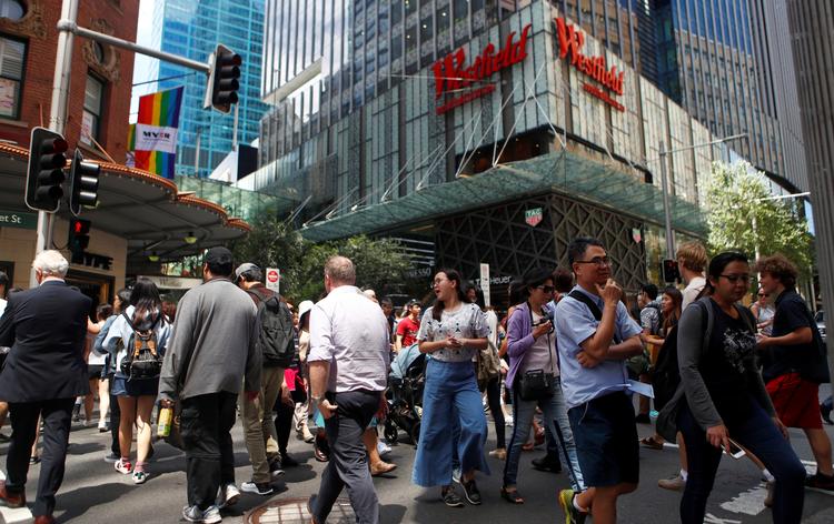 Fodgængere passerer Westfield shoppingcenter i Sydneys finansistrikt. Luftforurenende røg fra bushbrande får sundhedsorganisationer til at advare om en folkesundhedskrise i Sydney. Foto: Daniel Munoz/Ritzau Scanpix
