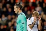Daniel Wass i baggrunden græmmer sig over, at en oplagt sejr til Valencia forsvandt i sidste øjeblik, mens Real Madrids Gareth Bale virker uanfægtet.
   Foto: Susana Vera/Ritzau Scanpix