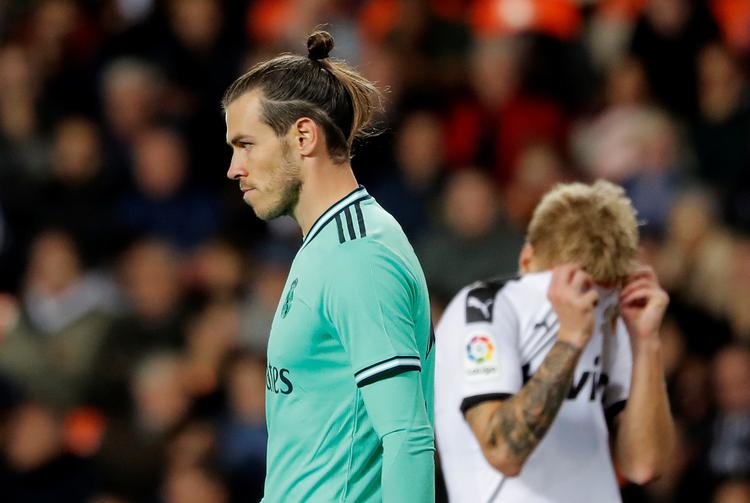 Daniel Wass i baggrunden græmmer sig over, at en oplagt sejr til Valencia forsvandt i sidste øjeblik, mens Real Madrids Gareth Bale virker uanfægtet.
   Foto: Susana Vera/Ritzau Scanpix