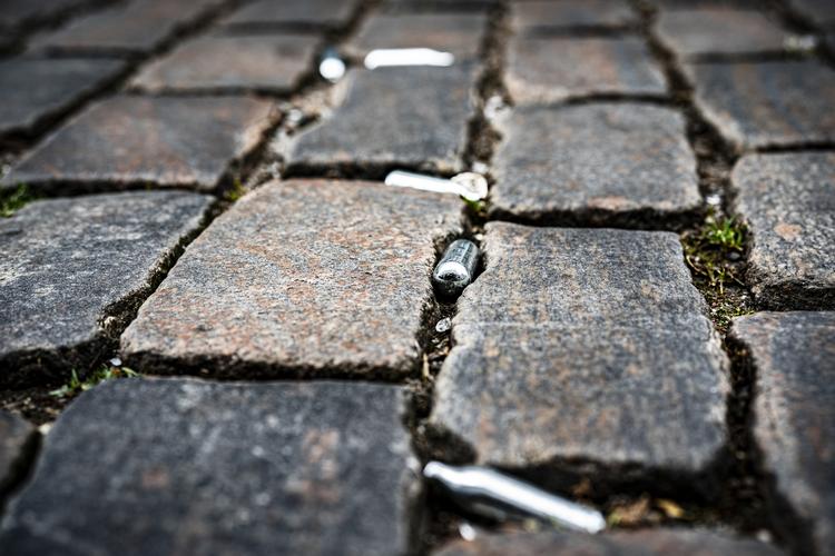 Det er efterhånden blevet et velkendt syn i gadebilledet. Tomme lattergaspatroner, der ligger og flyder. Nu sætter regeringen ind overfor problemet.  Foto: Jens Hartmann Schmidt/POLFOTO