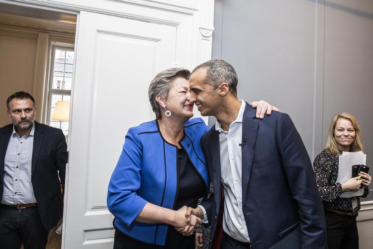 Stemningen var god mellem Mattias Tesfaye og Ylva Johansson, selv om de langtfra er enige om alt. Foto: Olafur Steinar Gestsson/Ritzau Scanpix