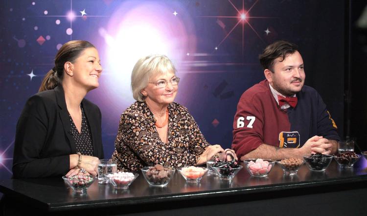 I 'Sådan slikker danskerne' er der både et X Factor-lignende element og små ekspert- og reportageindslag. Dommerpanelet består af Mette Blomsterberg, Pia Kjærsgaard og Umut Sakarya.  Foto: DR