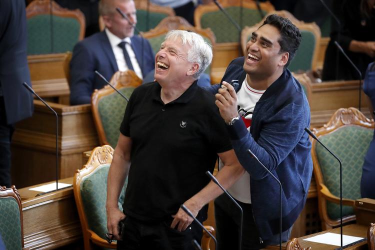 Alternativets afgående formand, Uffe Elbæk, og Alternativets Sikandar Siddiquei Folketingssalen. Foto: Jen Foto: Jens Dresling/POLFOTO