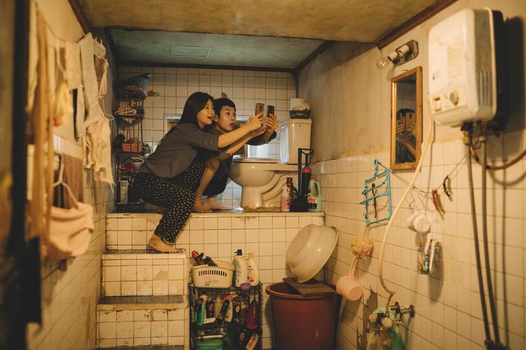 I den oscarbelønnede sydkoreanske film 'Parasite' bor familien Kim i en af de kælderlejligheder, som hovedstaden Seoul nu vil udfase. Foto: Camera Film