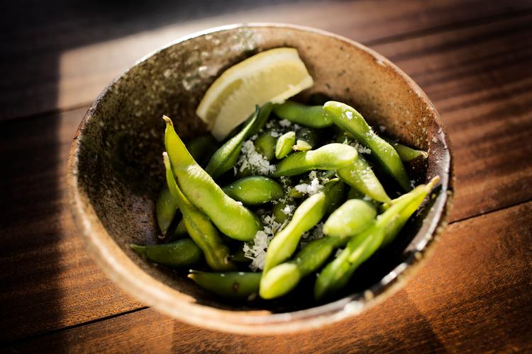 Edamamabønner er en del af den traditionelle japanske kost, der er antiinflammatorisk. 
   Foto: Lars Just/POLFOTO
