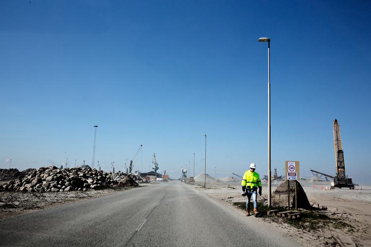Grønt eventyr. I dag produceres der vindmøller på området, hvor det gamle Lindøværft lå frem til 2012. I går åbnede en helt ny havnekaj til den grønne forretning. Arkivfoto.   Foto: Martin Lehmann