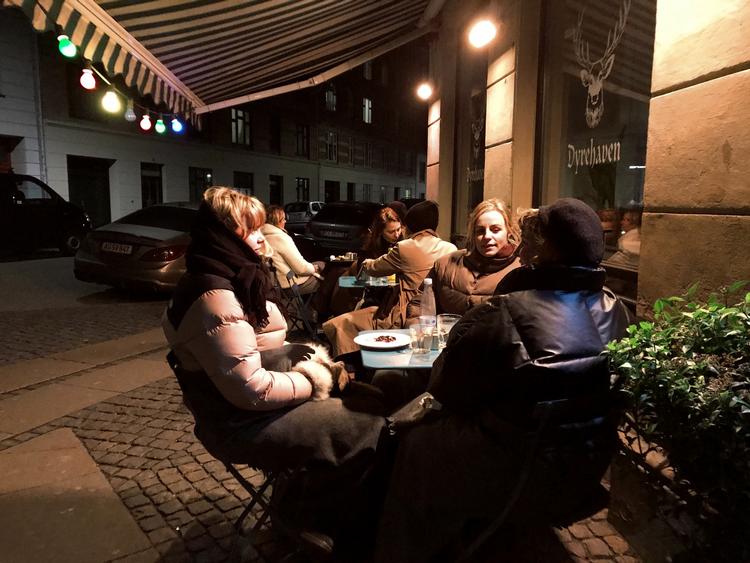 Foran Café Dyrehaven på Vesterbro i København sidder veninderne Amalie Vestberg (tv.), Signe Elhøj (i midten) og Jo Skriver (th.). Foto: Michael Thykier
