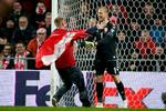 En begejstret tilskuer ville hilse på  Kasper Schmeichel, da Danmark vandt 6-0 over Gibraltar. Foto: Jens Dresling/POLFOTO