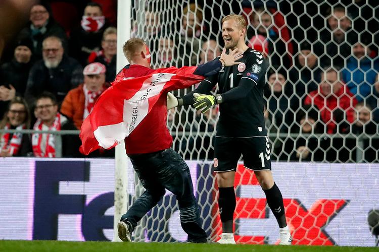 En begejstret tilskuer ville hilse på  Kasper Schmeichel, da Danmark vandt 6-0 over Gibraltar. Foto: Jens Dresling/POLFOTO